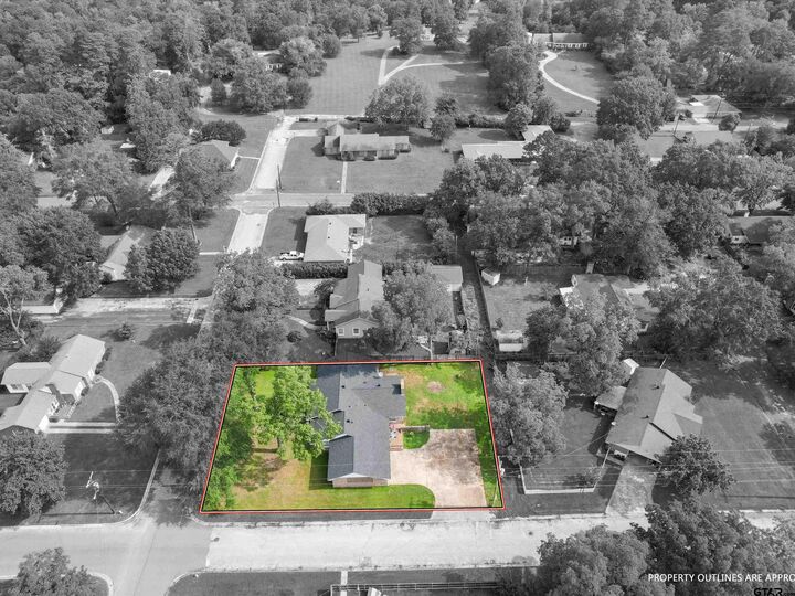 Property Photo:  1101 N Bledsoe St  TX 75644 