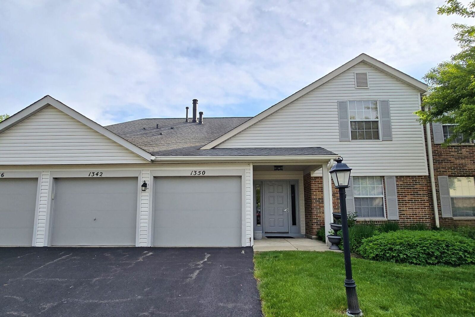 Property Photo: 1338 Stratford Drive 1338 IL 60031