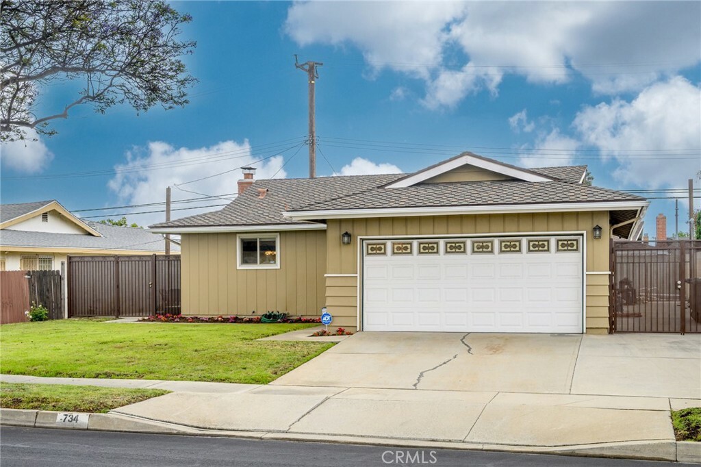 Property Photo: 734 E Elsmere Drive CA 90746