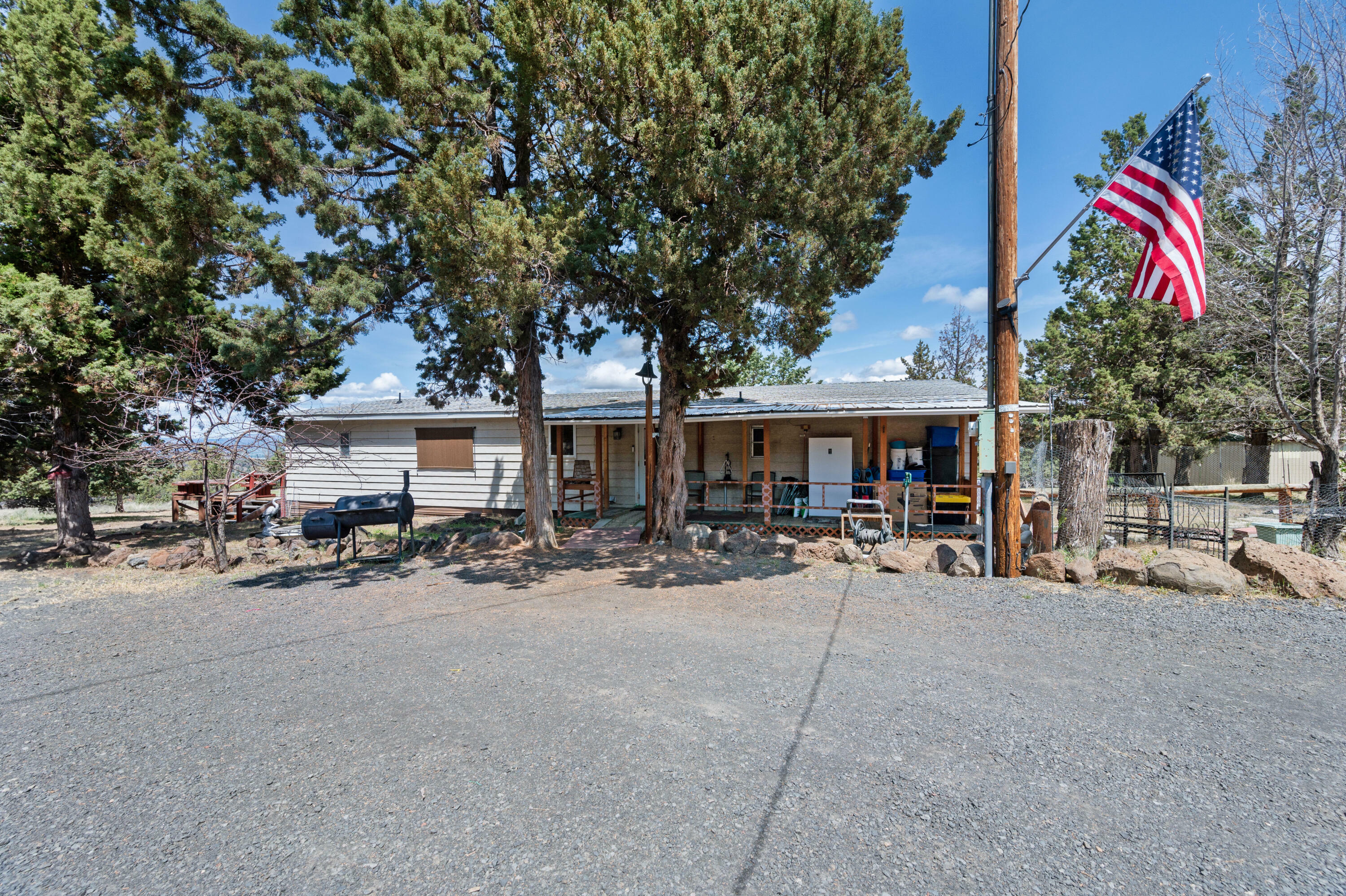 Property Photo: 791 SE Akins Drive OR 97754