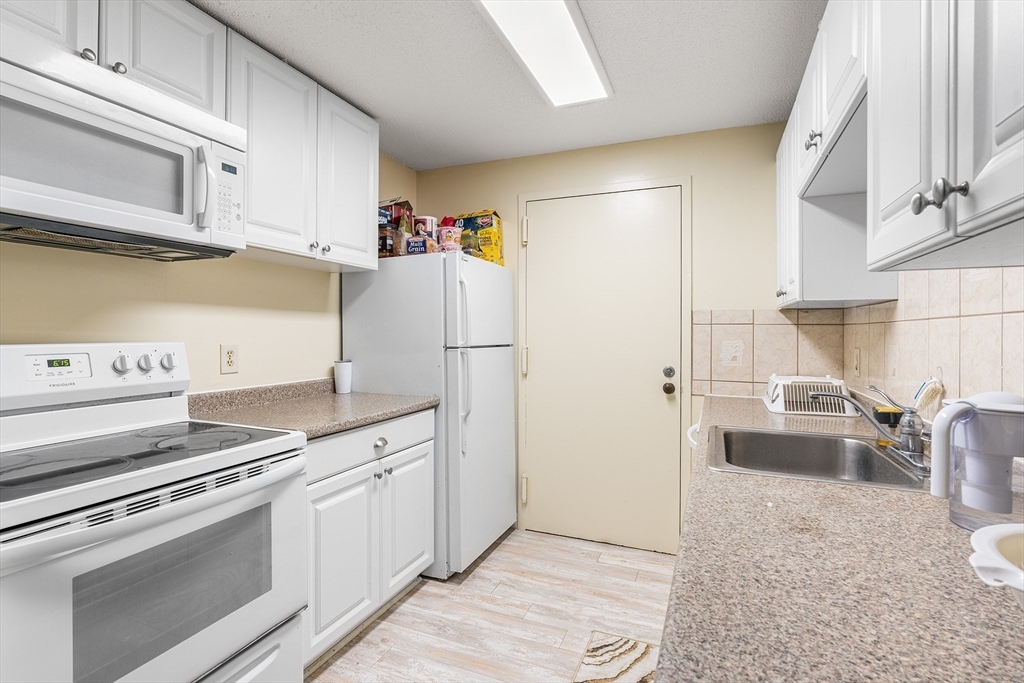 Property Photo:  2 Post Oak Ln 2  MA 01760 