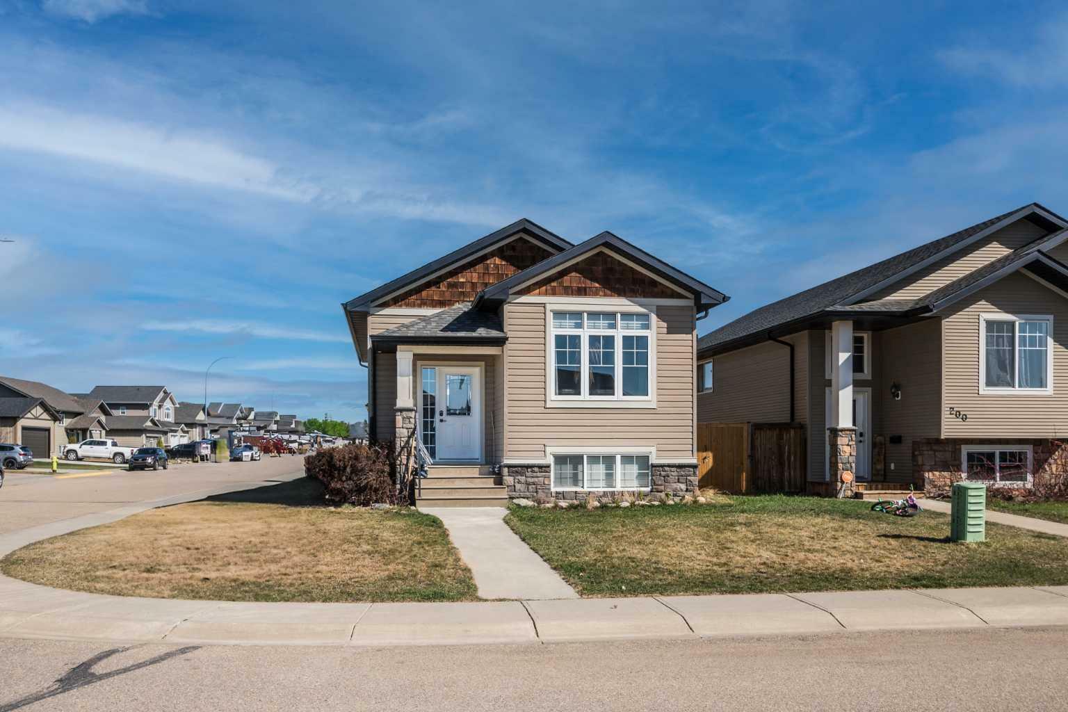 Property Photo:  196 Cedar Square  AB T4M 0A4 