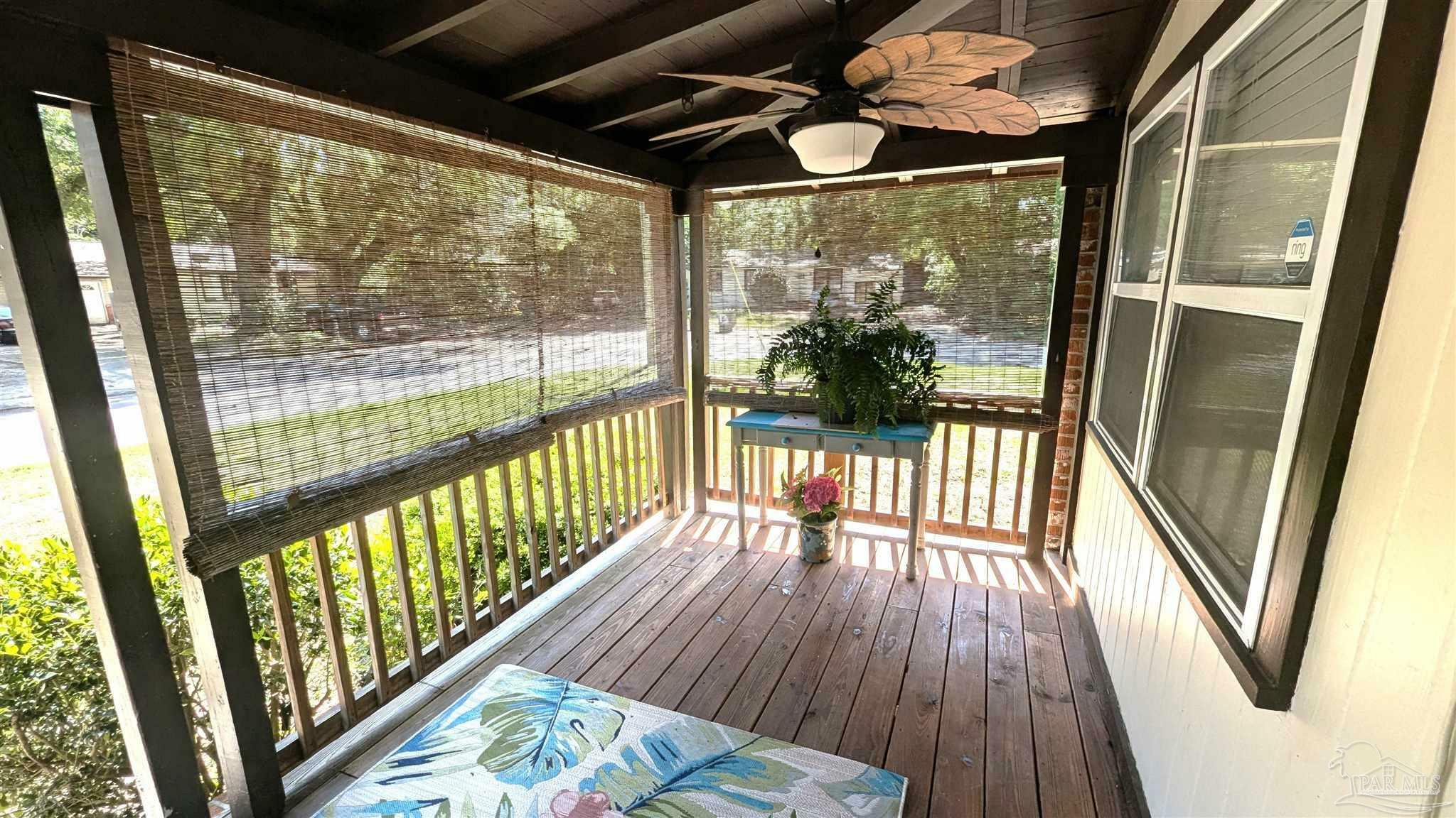 Property Photo: 10 Kennington Dr FL 32507