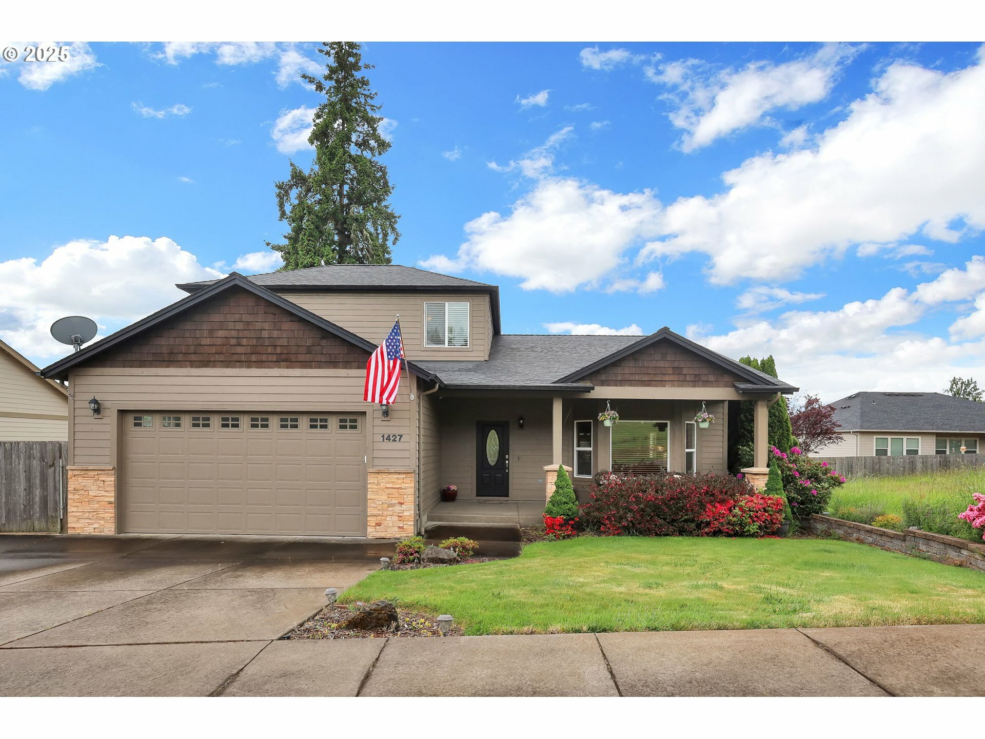 Property Photo: 1427 Dogwood Ave OR 97424