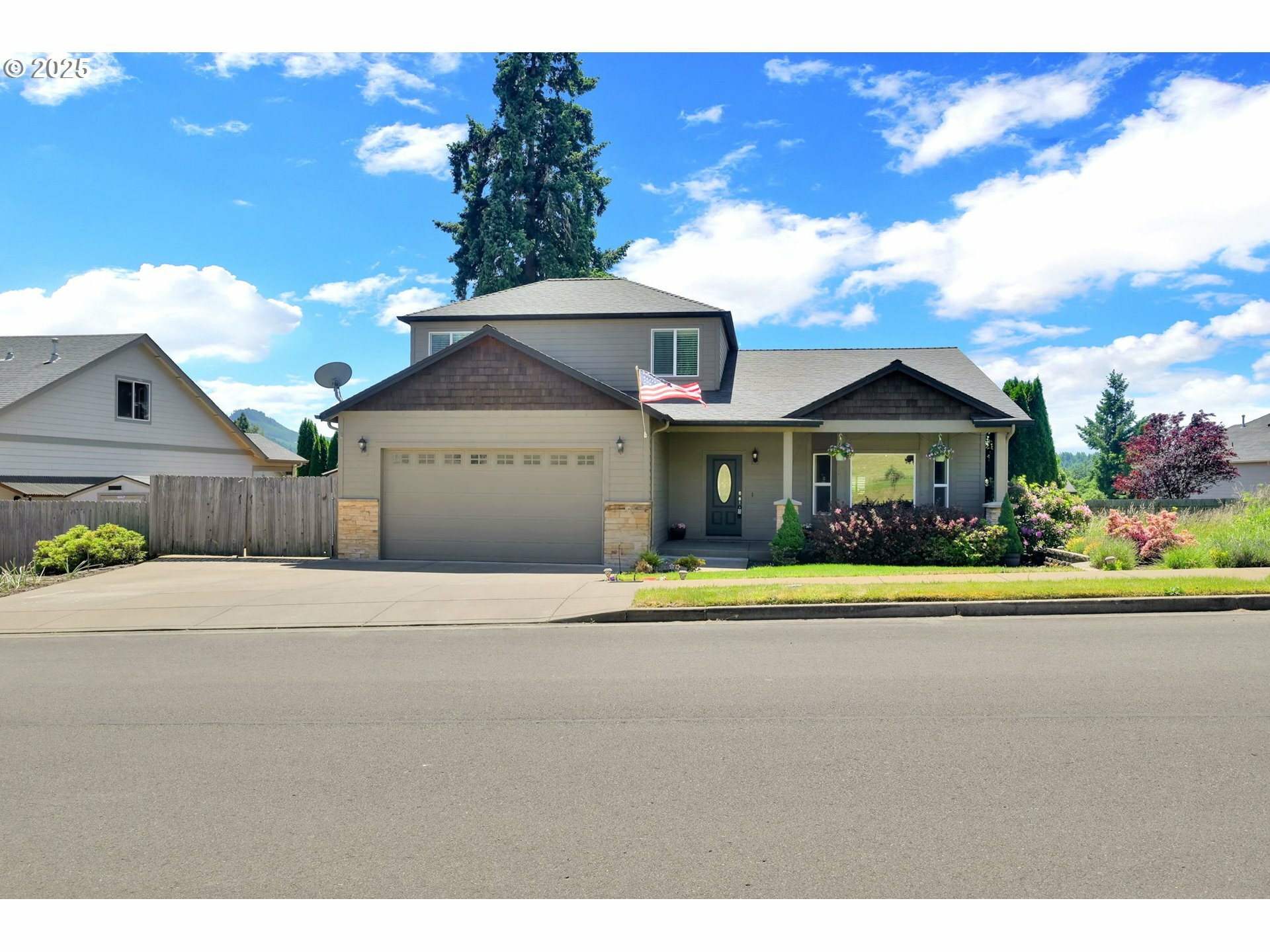 Property Photo: 1427 Dogwood Ave OR 97424