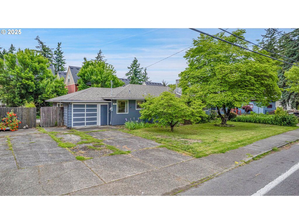 Property Photo:  12631 SE Market St  OR 97233 