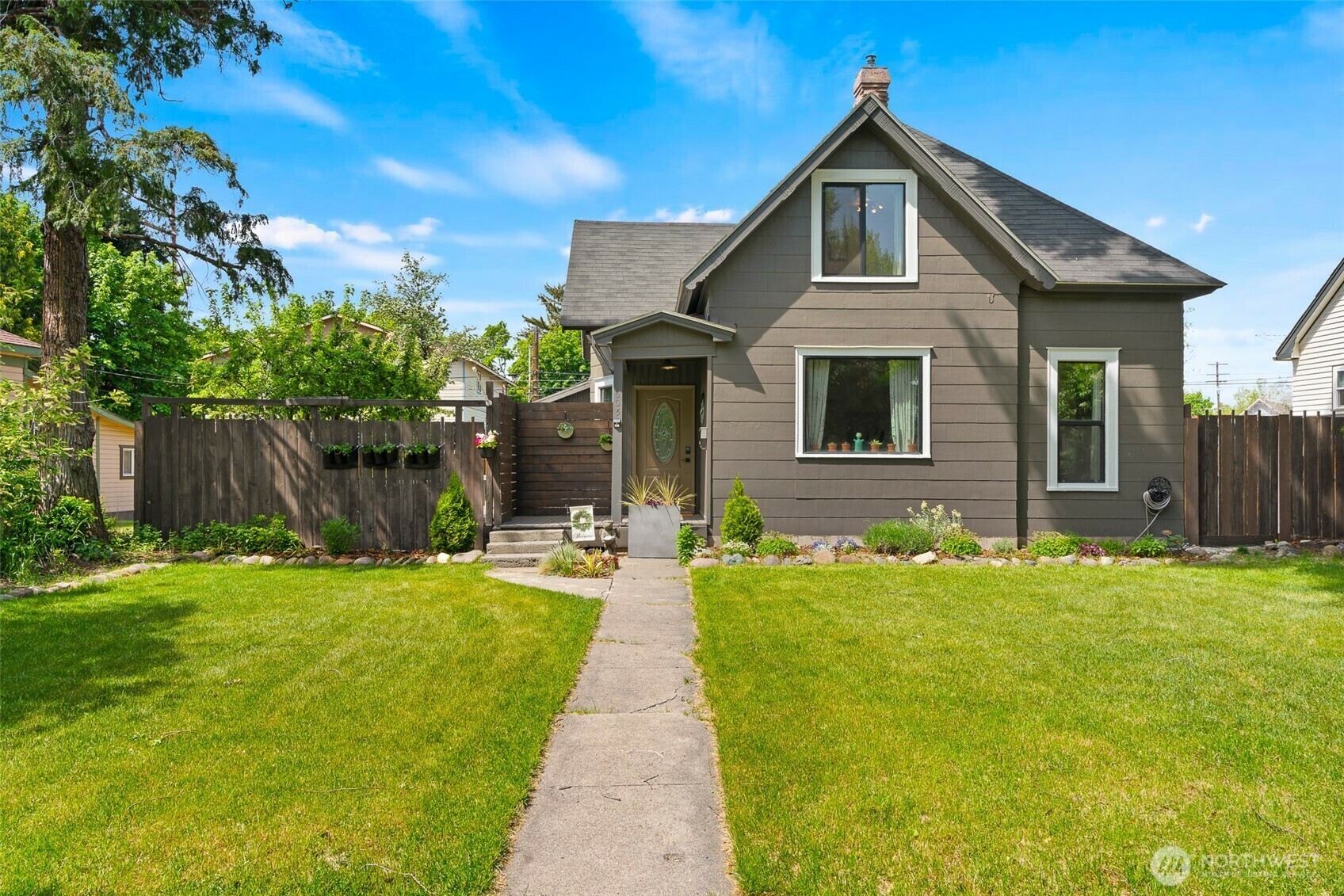 Property Photo: 605 N Sampson Street WA 98926