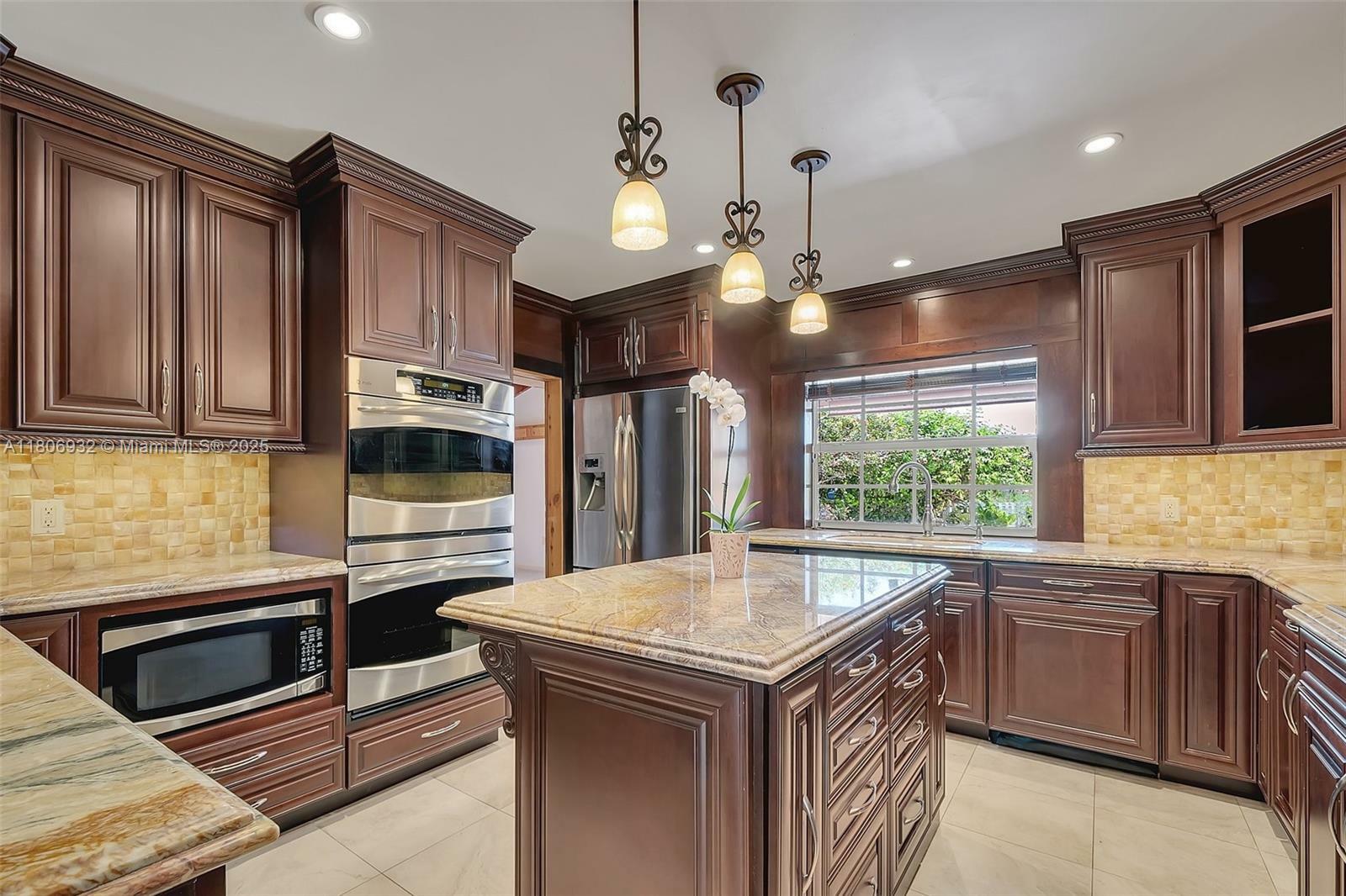 Property Photo: 9620 E Calusa Club Dr FL 33186