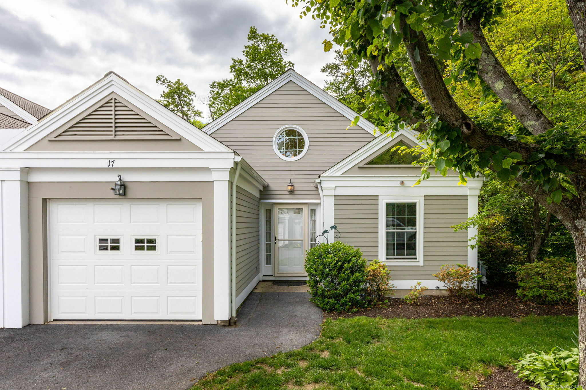 Property Photo: 17 Saint George Place 17 CT 06482