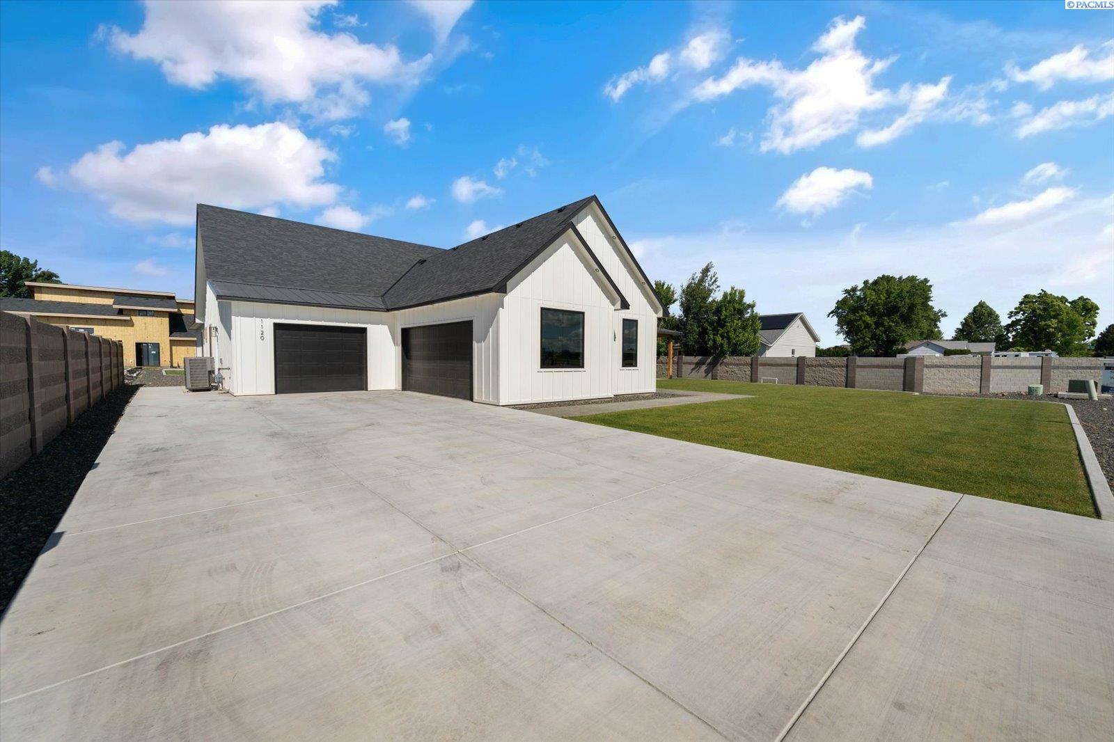 Property Photo: 1120 Road 52 WA 99301