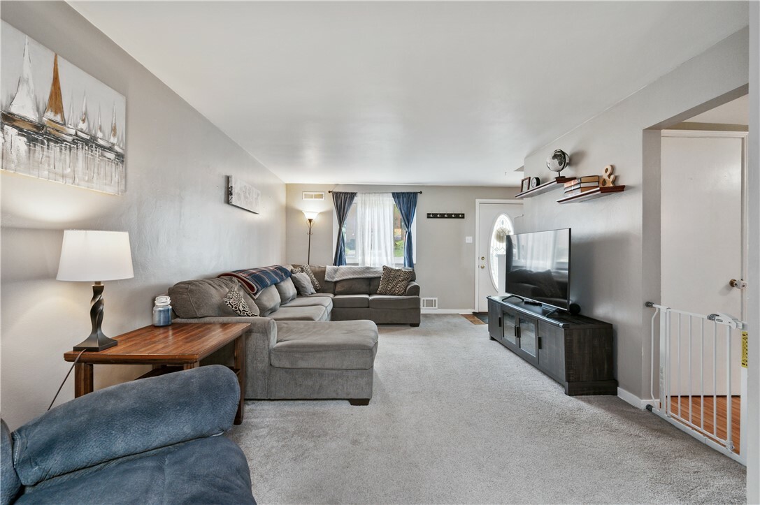 Property Photo: 156 Carnation Ave PA 15229