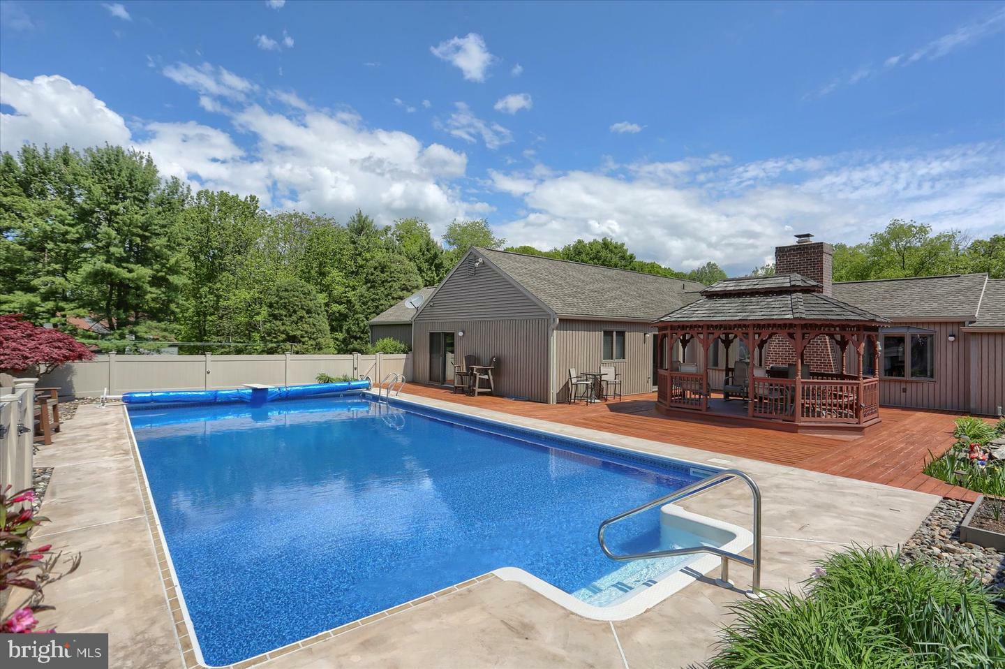 Property Photo:  44 Banbury Road  PA 17036 