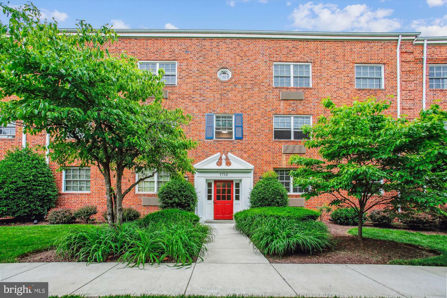 Property Photo: 1712 W Abingdon Drive 102 VA 22314