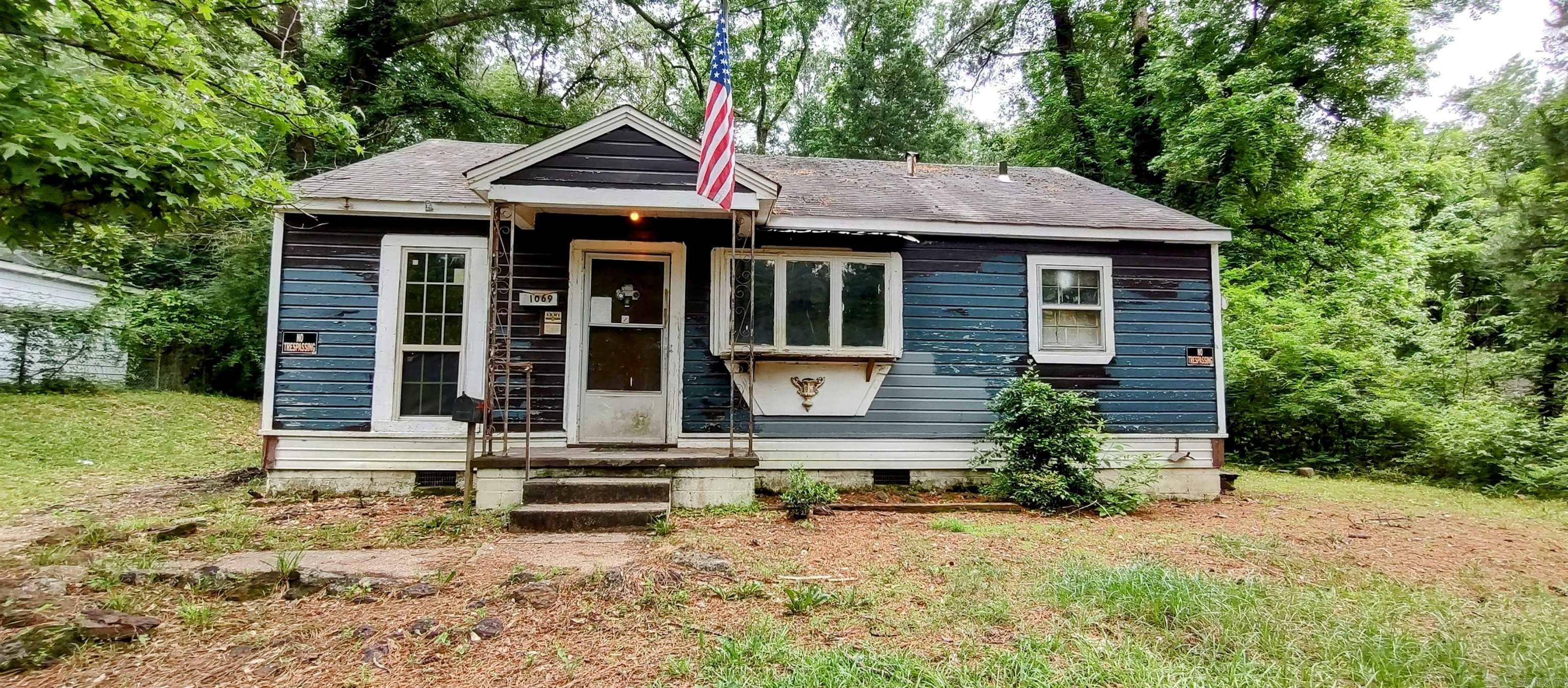 Property Photo:  1069 Elm St.  AR 71701 
