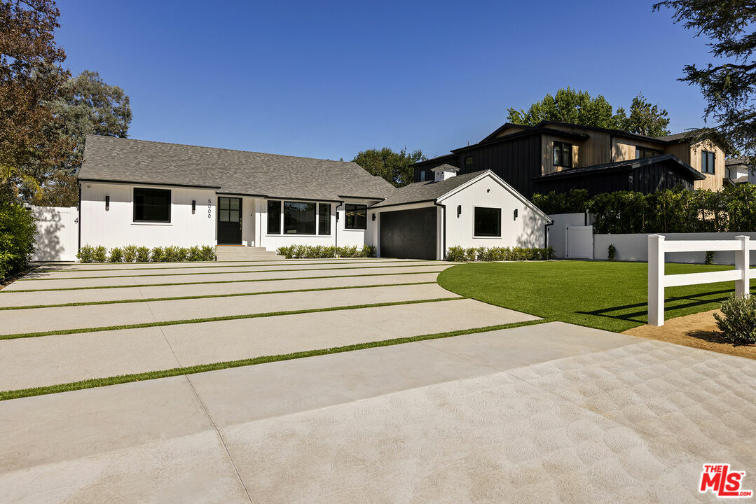 Property Photo: 5000 Noeline Ave CA 91436