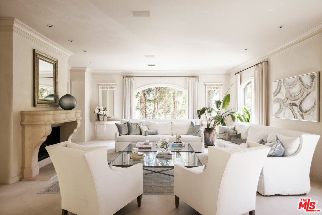 Property Photo: 1160 Chantilly Rd CA 90077