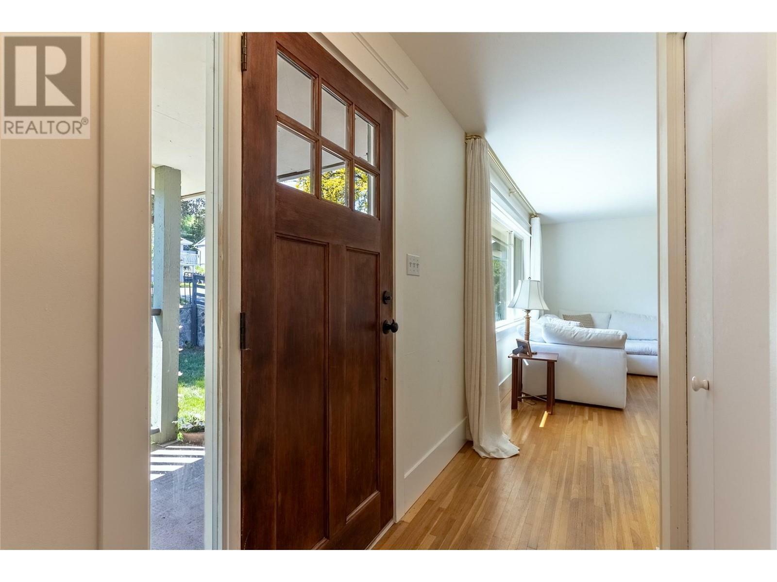 Photo de la propriété:  658 Fraser Street  BC V2C 3H2 