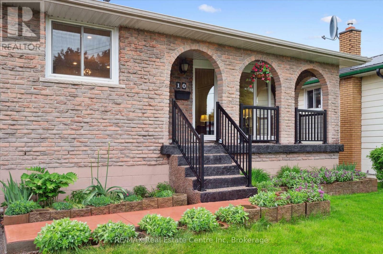 Property Photo:  10 Villa Court  ON L8W 1M2 