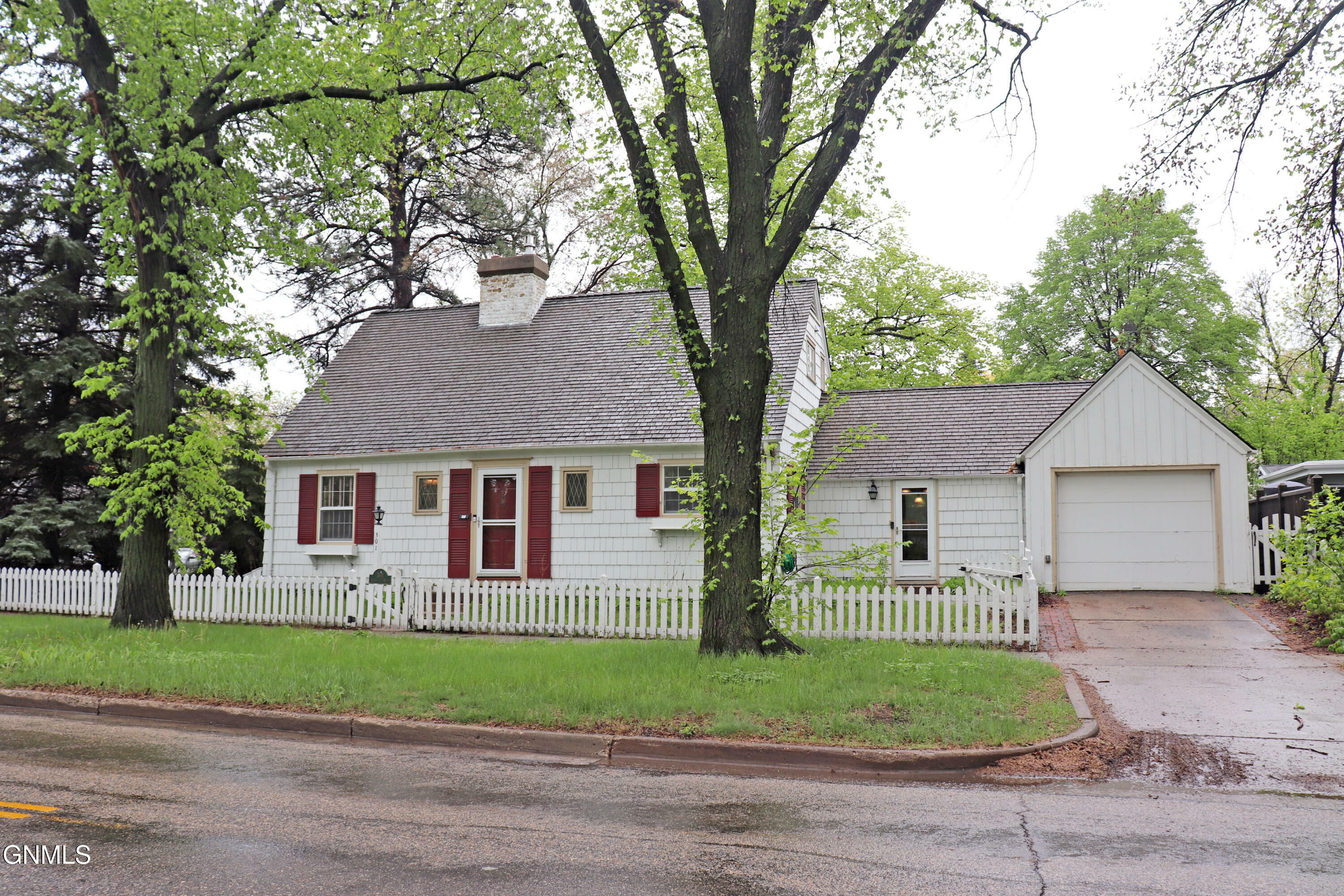 301 C Avenue W  Bismarck ND 58501 photo