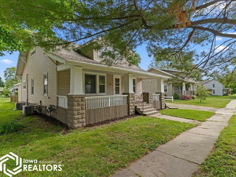 Property Photo: 709 E Monroe Street IA 52641