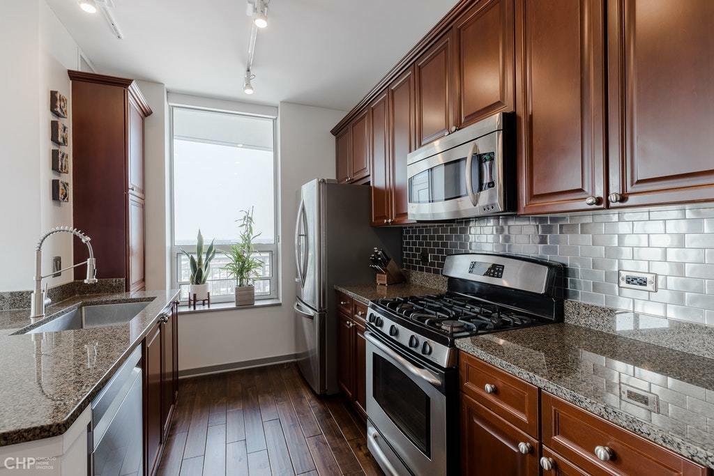Property Photo: 330 W Grand Avenue 2002 IL 60654