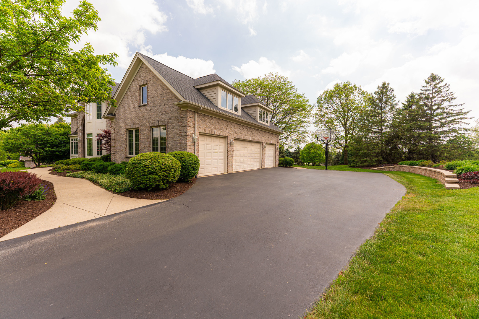 Property Photo: 38W185 Heritage Oaks Drive IL 60175