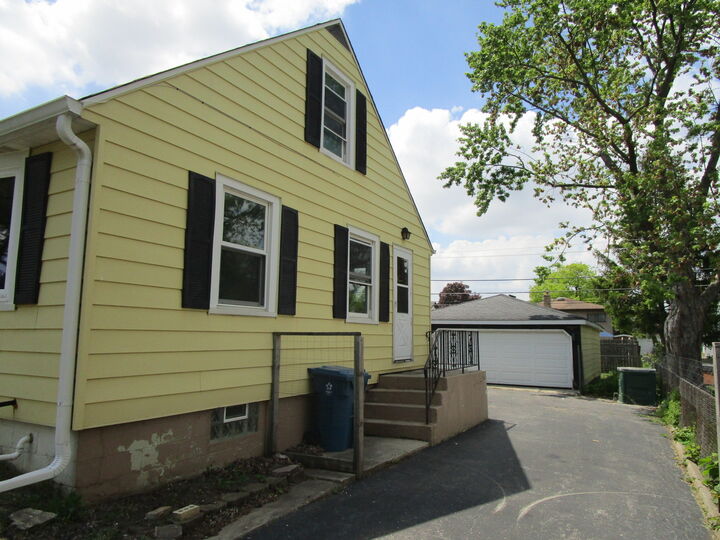 Property Photo:  786 N Van Auken Street  IL 60126 