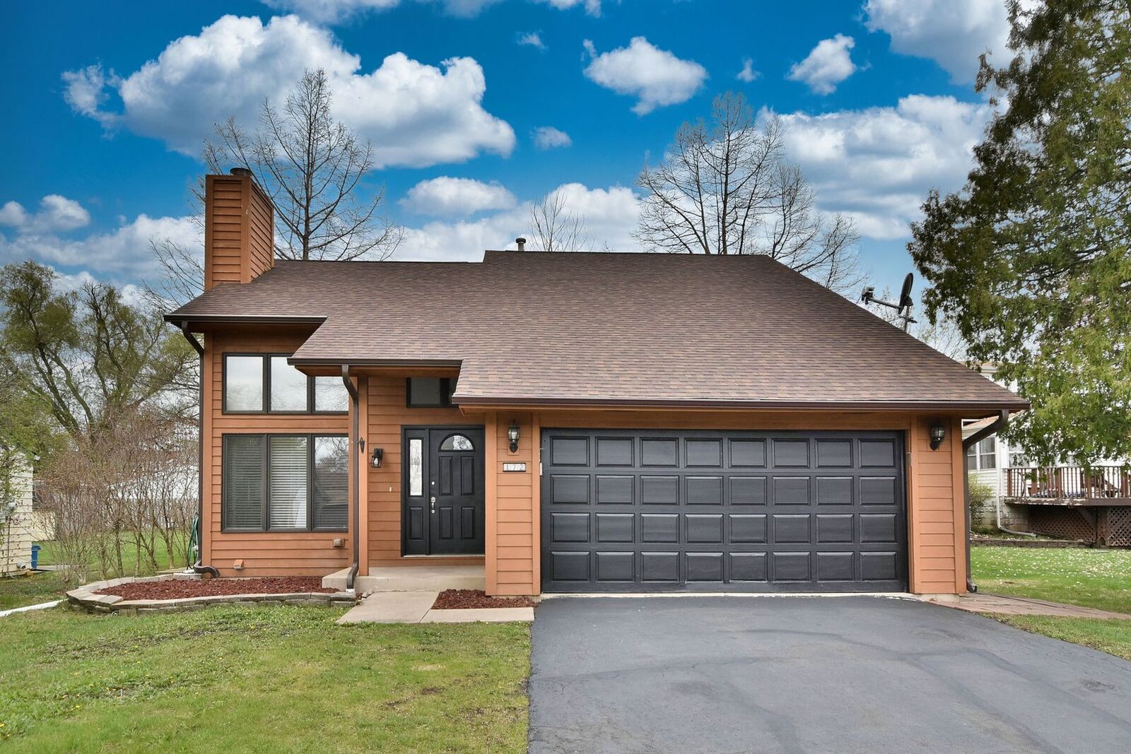 Property Photo: 172 Ridgewood Avenue IL 60106