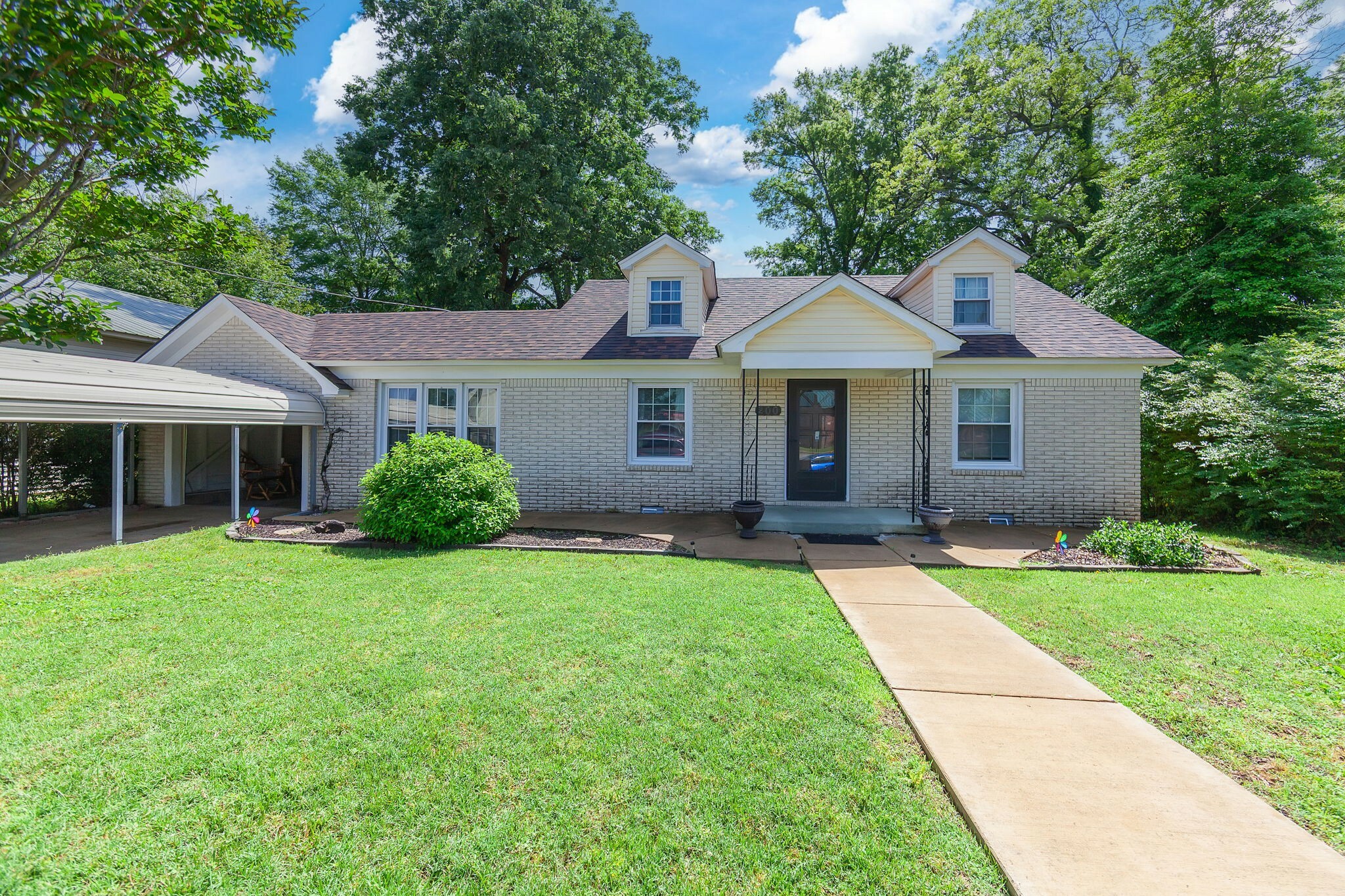 Property Photo: 200 N 18th Ave TN 38343