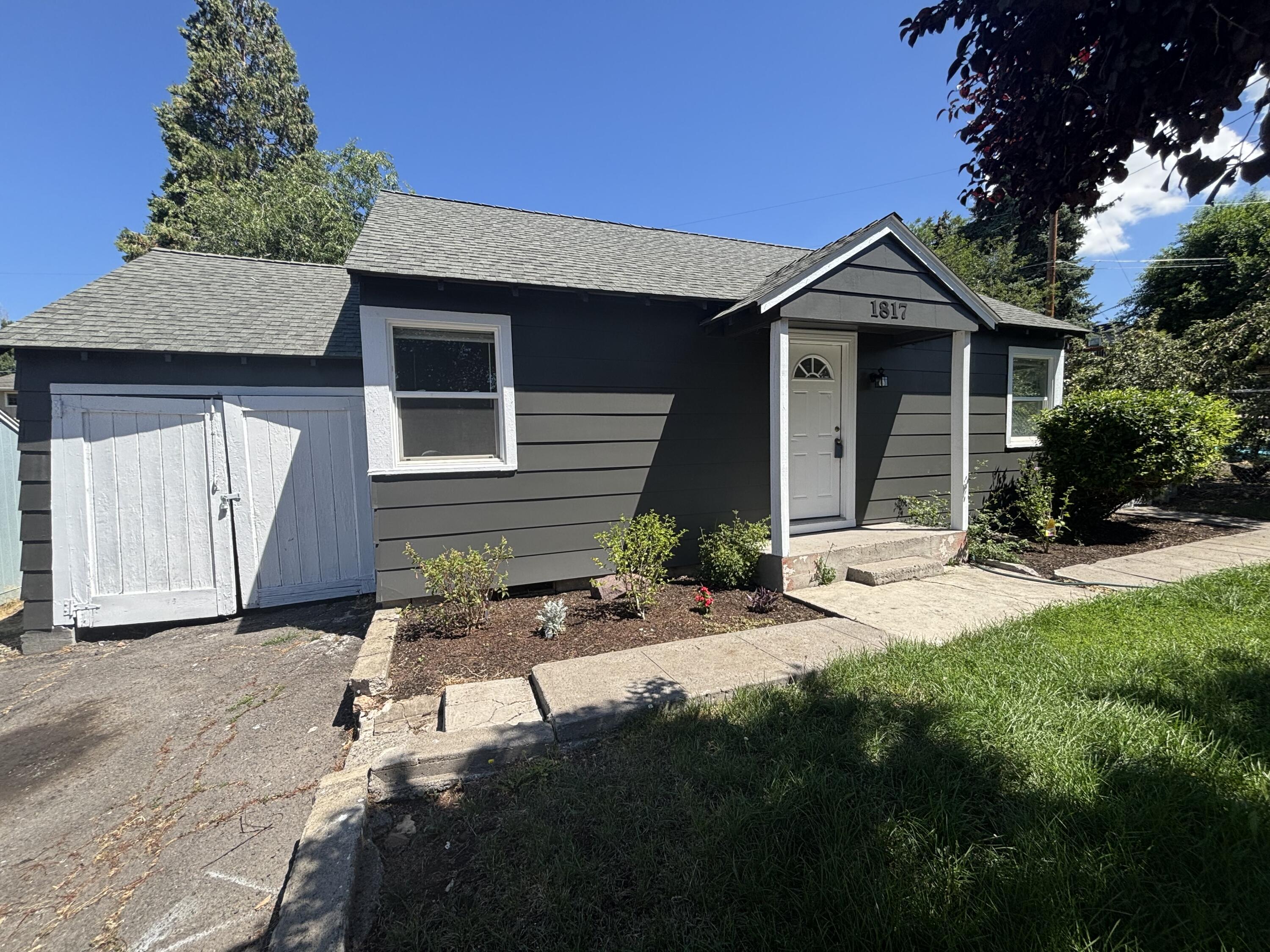 Property Photo:  1817 Birch Street  OR 97601 