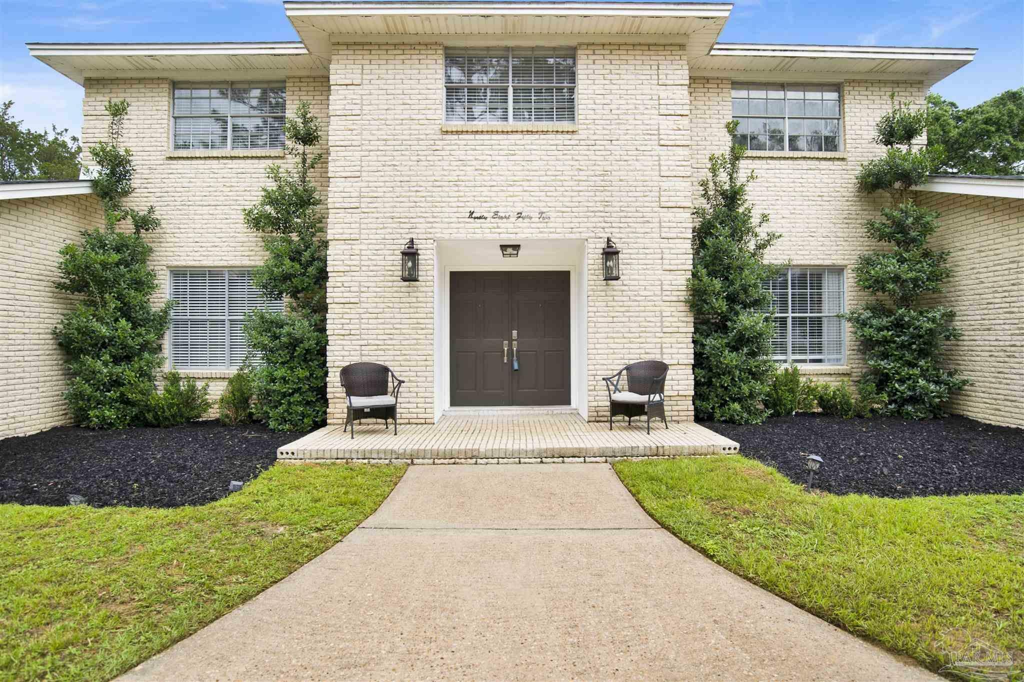 Property Photo: 9852 Hillview Dr FL 32514