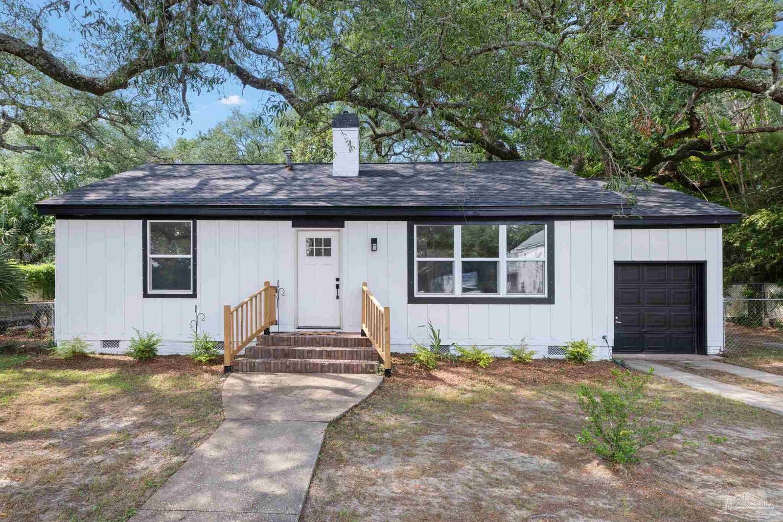 Property Photo:  908 E Lee St  FL 32503