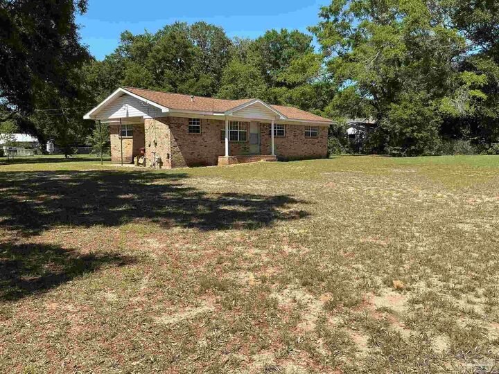 Property Photo: 5402 Douglas St FL 32570