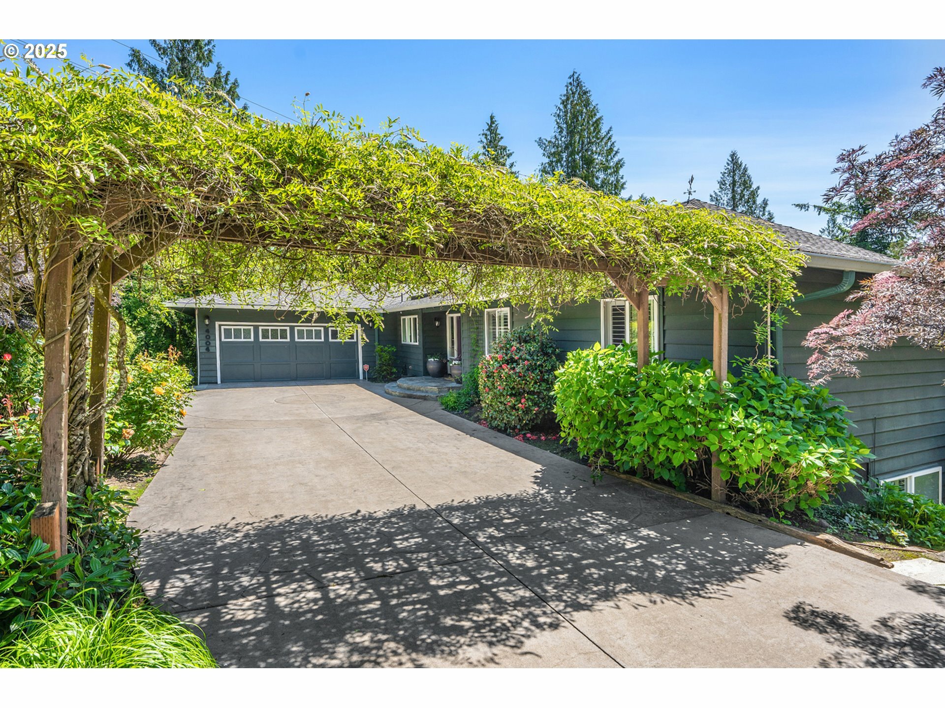 Property Photo: 4004 SW Westdale Dr OR 97221