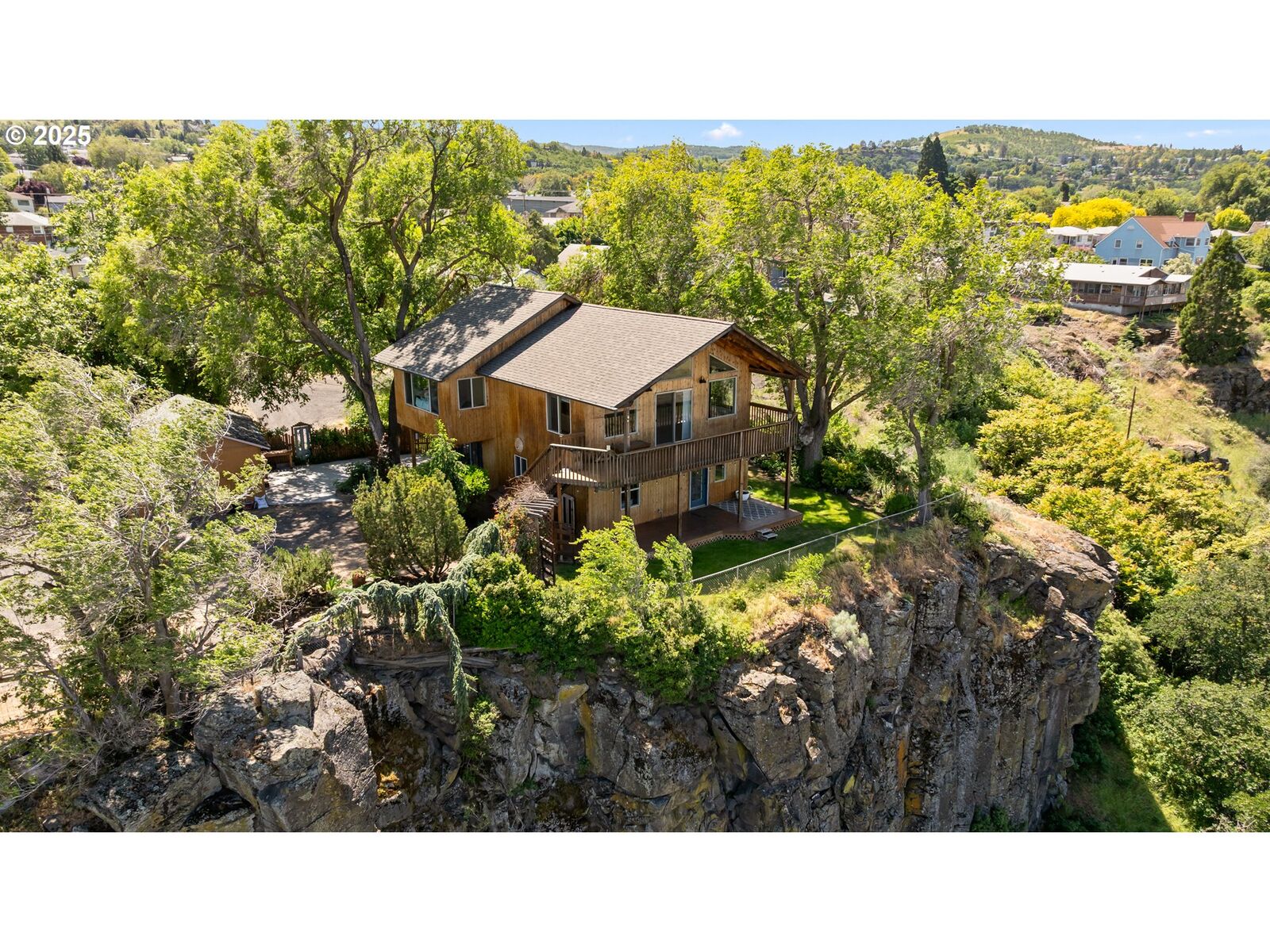 Property Photo:  1721 E 8th St  OR 97058 