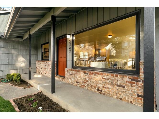 Property Photo: 2747 NE Bryant St OR 97211