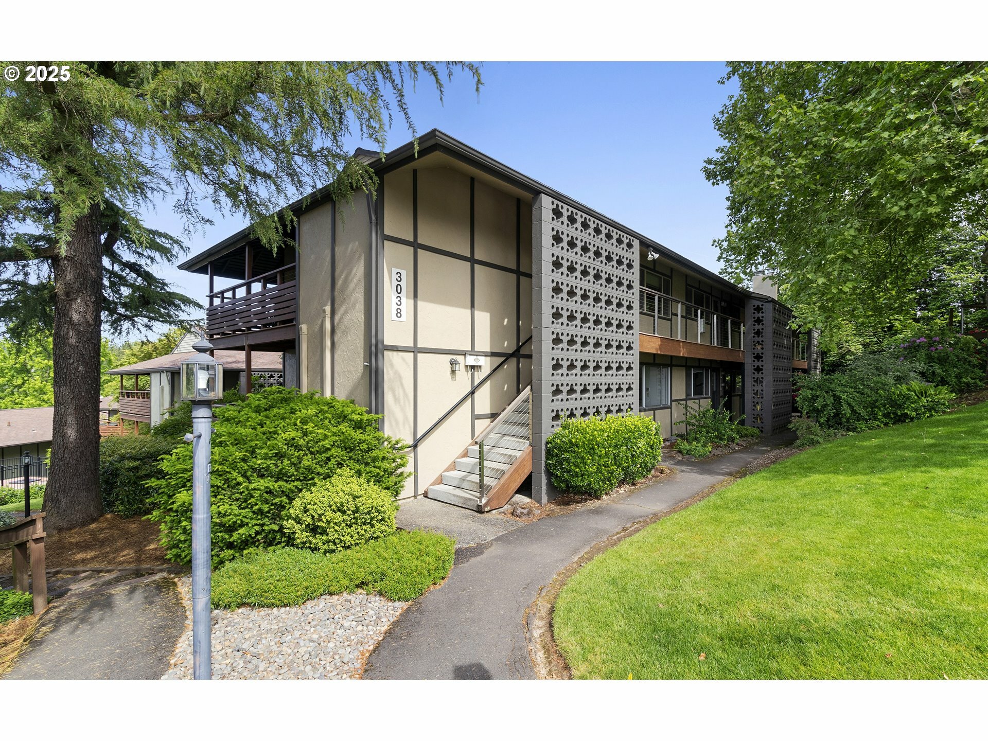3038 SW Florida Ct B  Portland OR 97219 photo