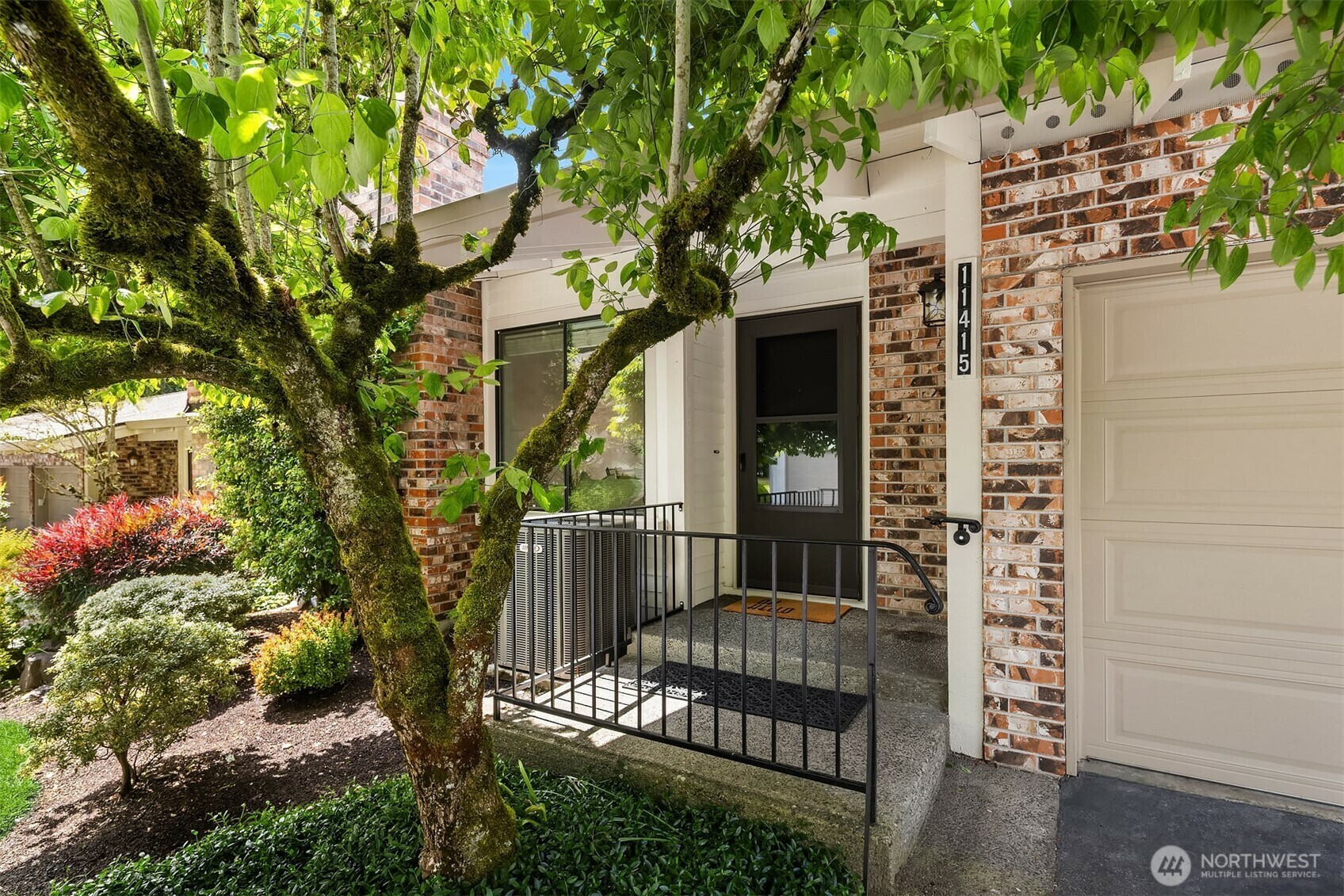 Property Photo: 11415 105th Place NE H27 WA 98033