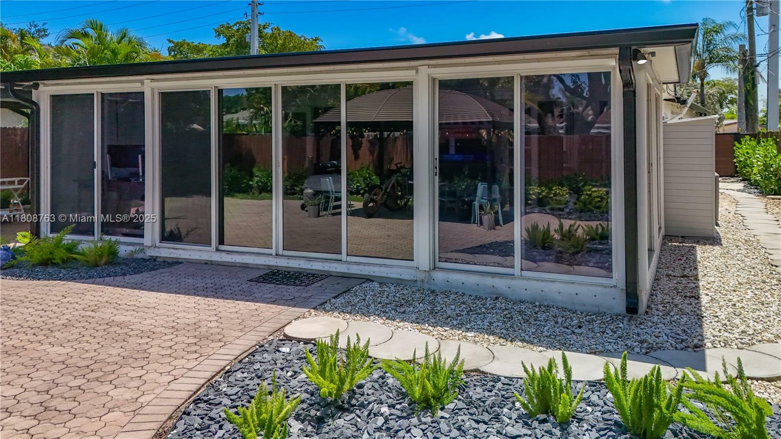Property Photo: 1715 NE 38th St FL 33334