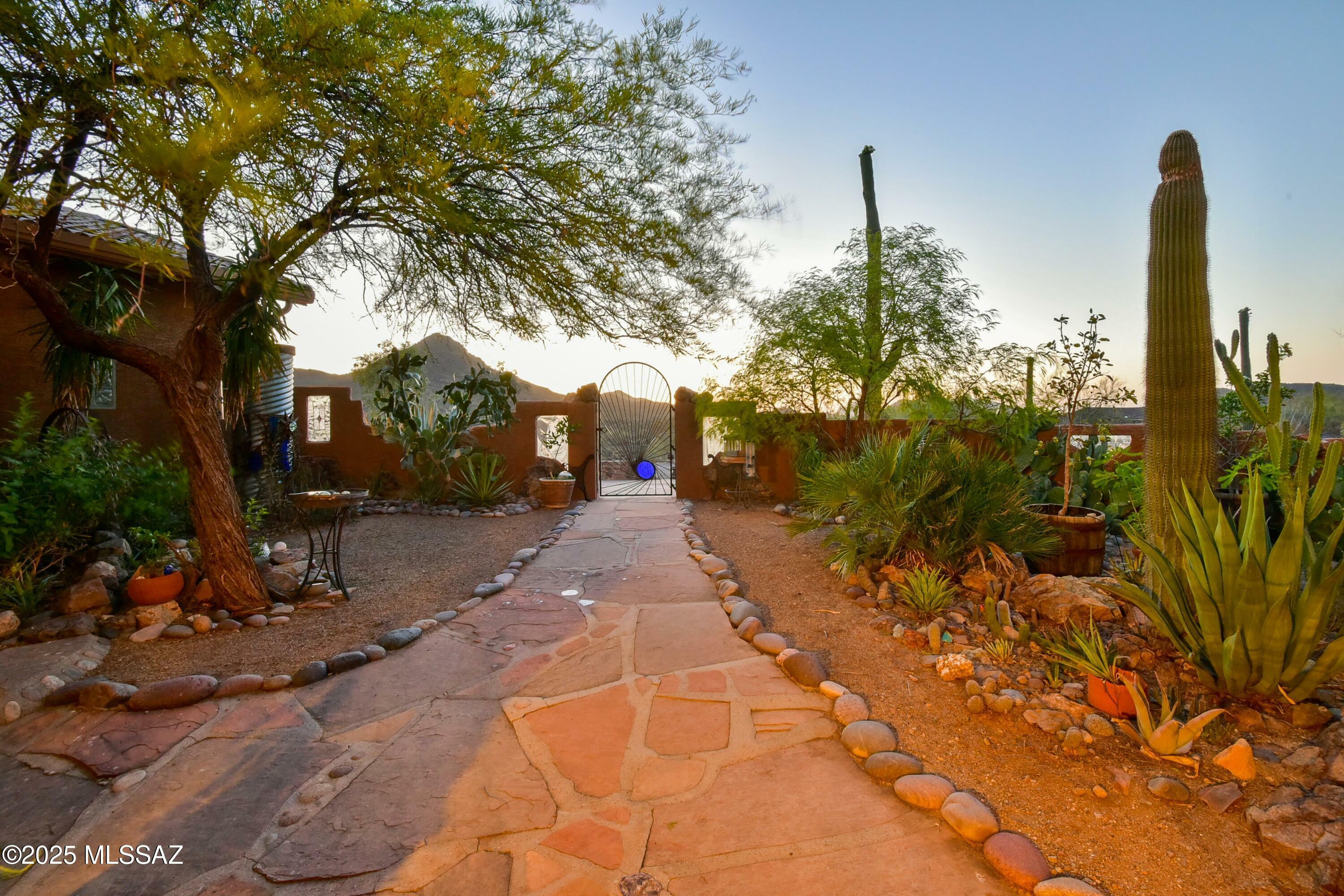 Property Photo: 7280 W El Camino Del Cerro AZ 85745