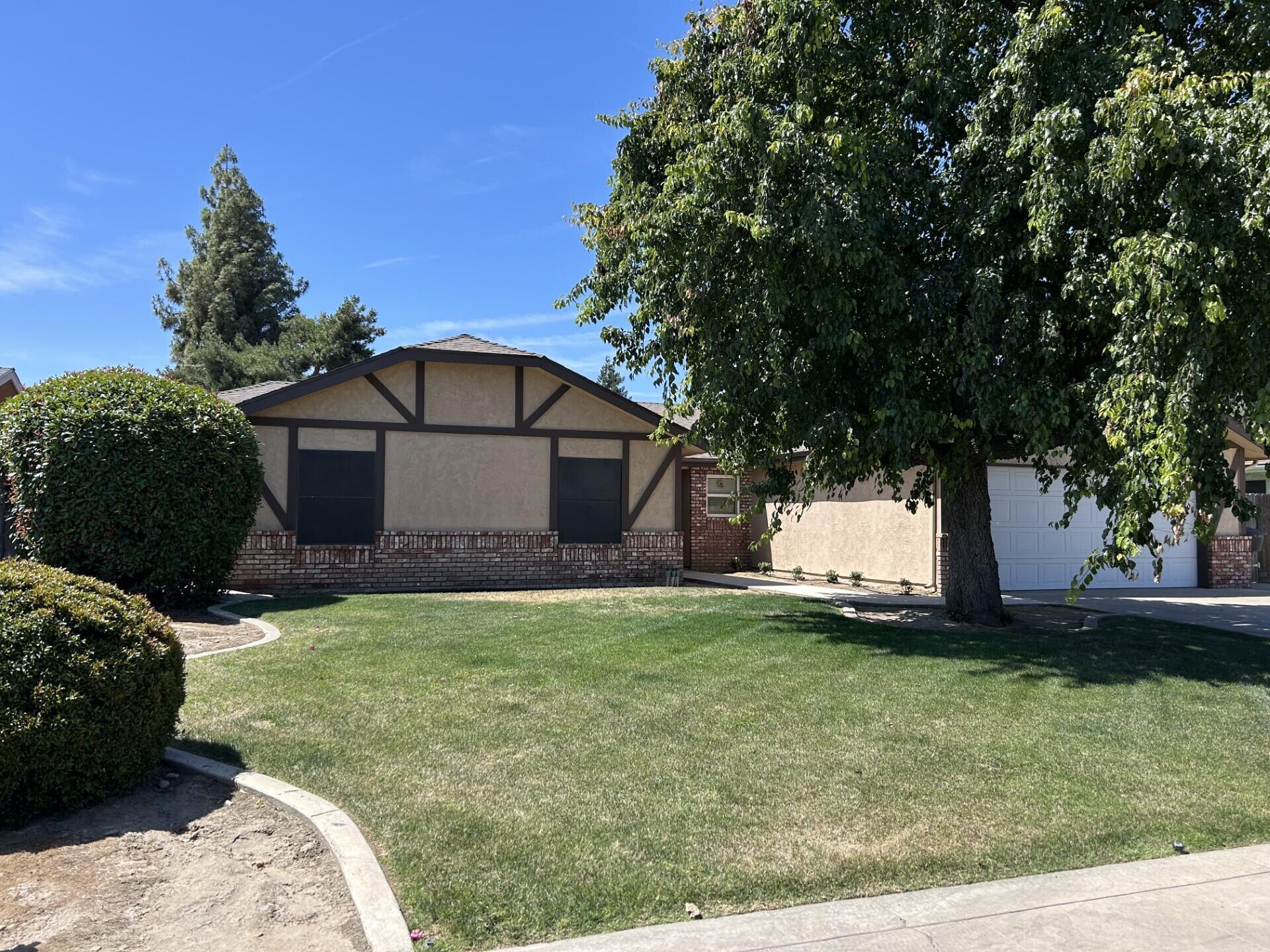 Property Photo:  2943 W Beech Avenue  CA 93277 