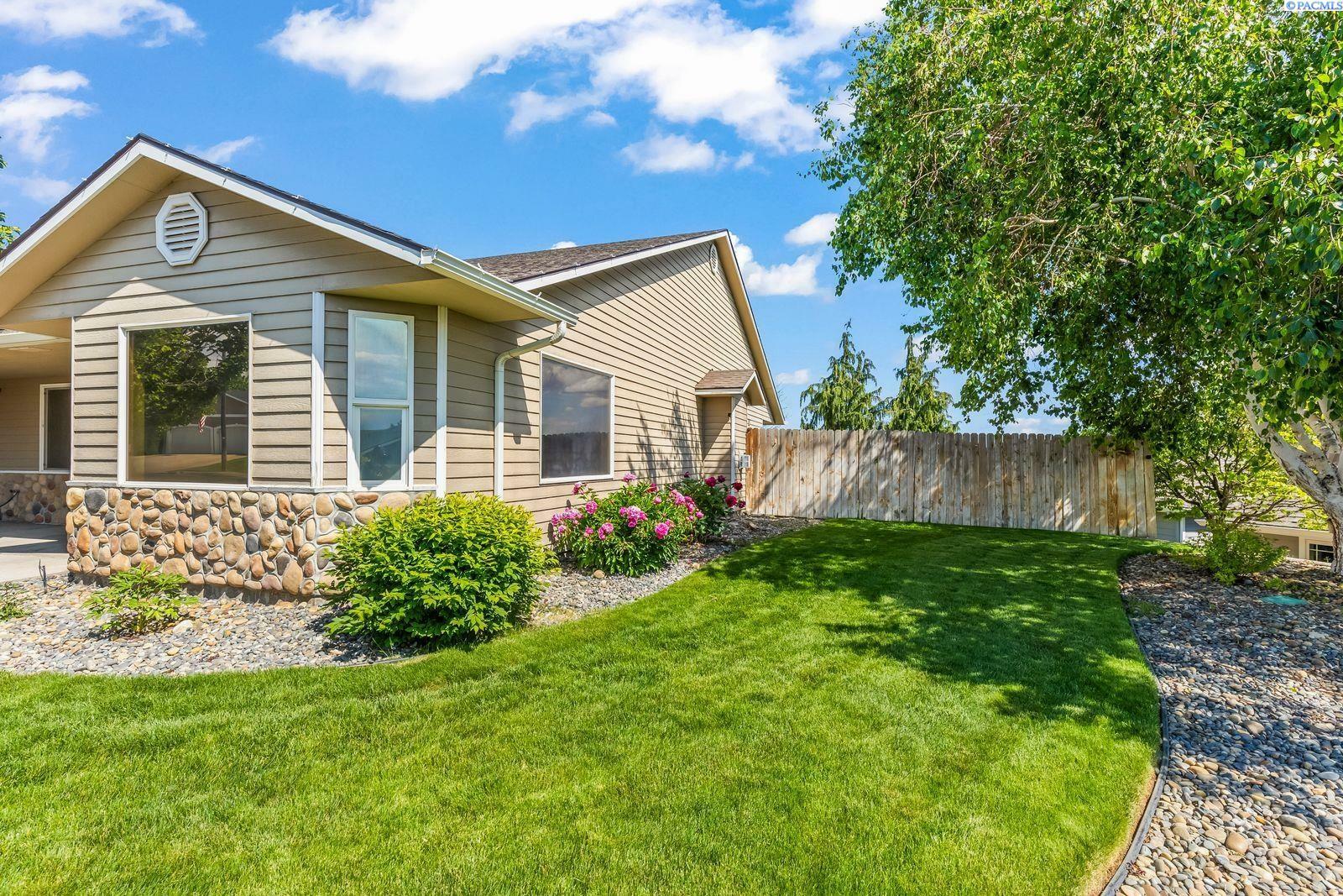 Property Photo: 1335 W Grandview Ave WA 98944