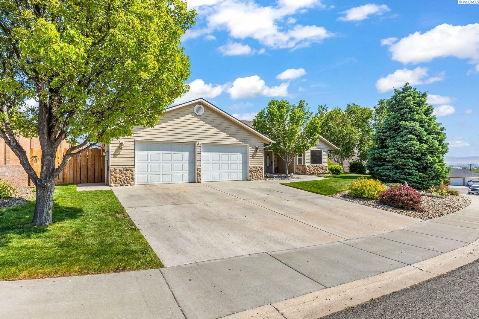 Property Photo:  1335 W Grandview Ave  WA 98944 
