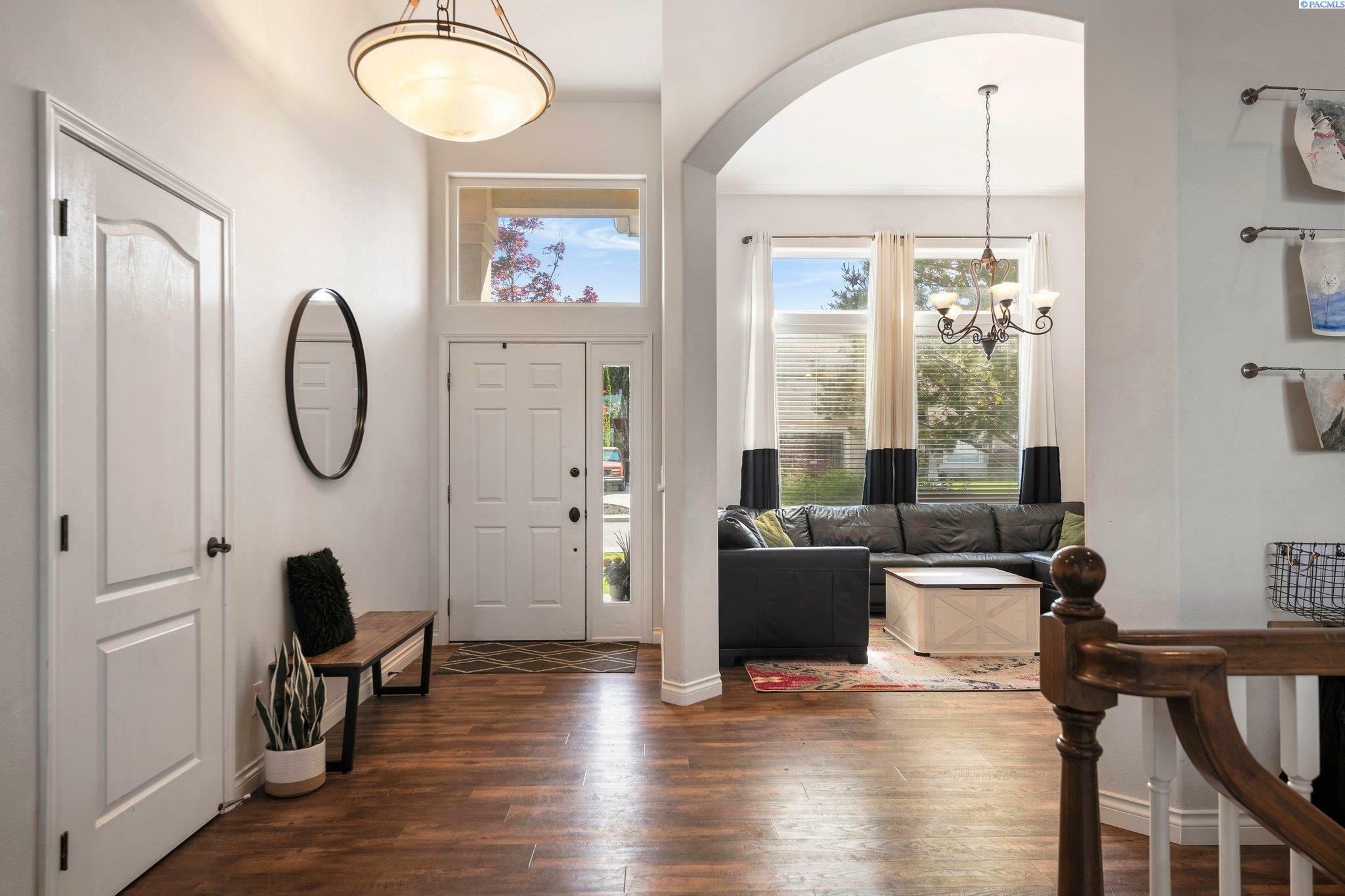 Property Photo: 1352 Chardonnay Dr WA 99352