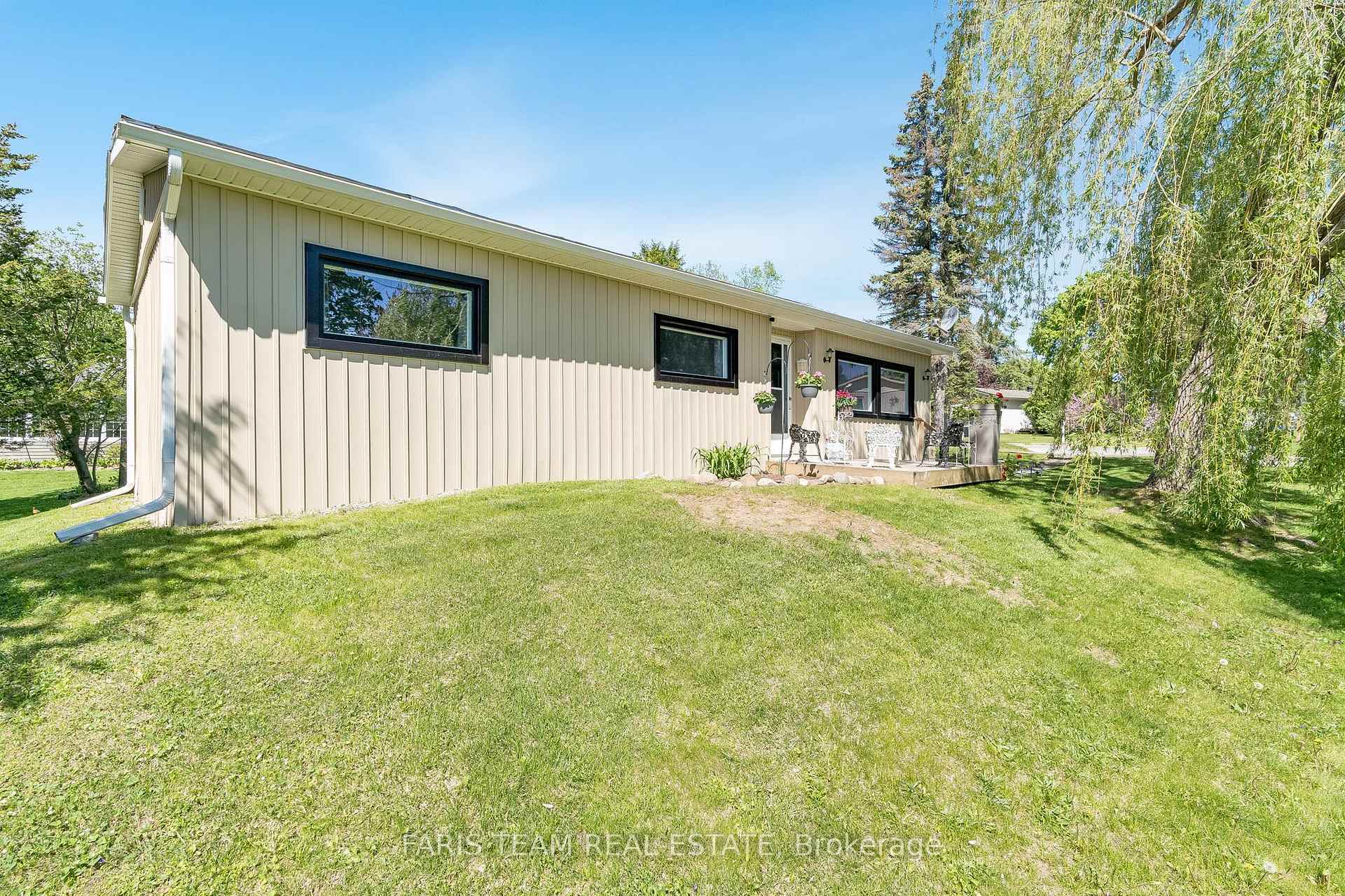 Property Photo: 21 Hawthorne Drive ON L9S 1P7