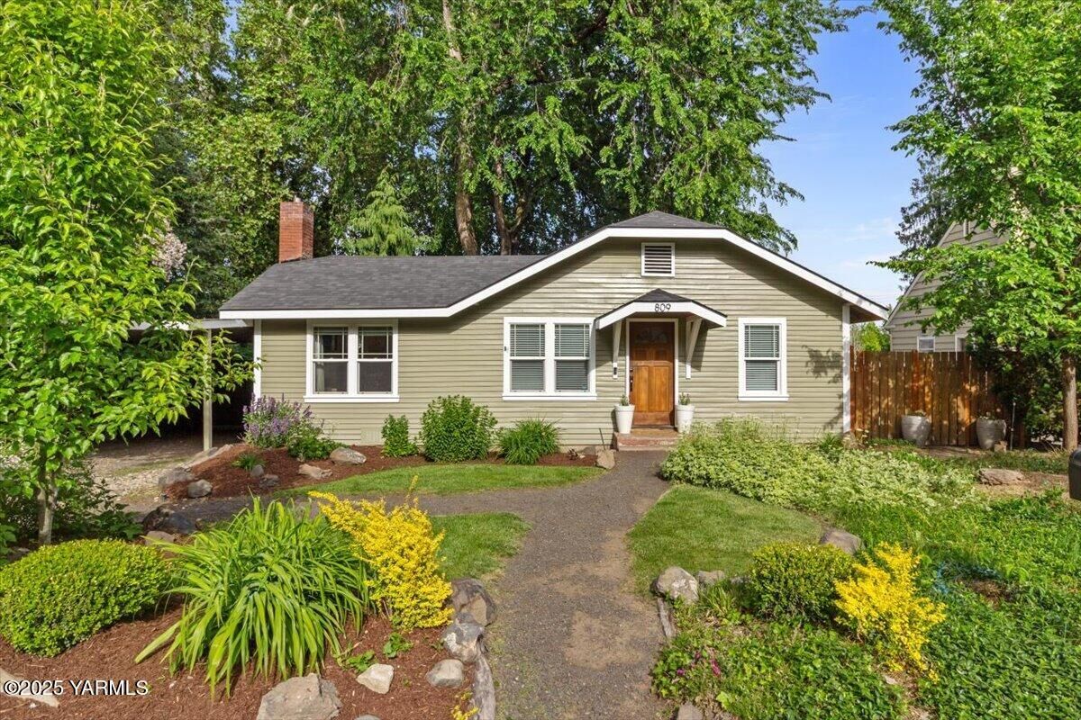 Property Photo: 809 S 19th Ave WA 98902