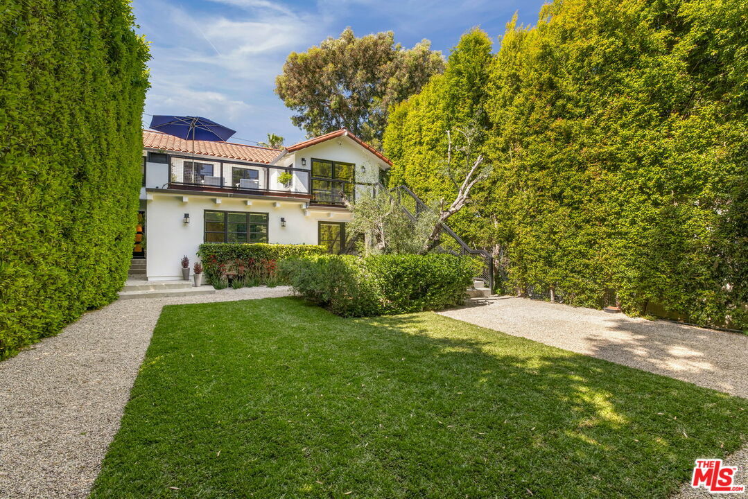 Property Photo:  8917 Dorrington Ave  CA 90048 