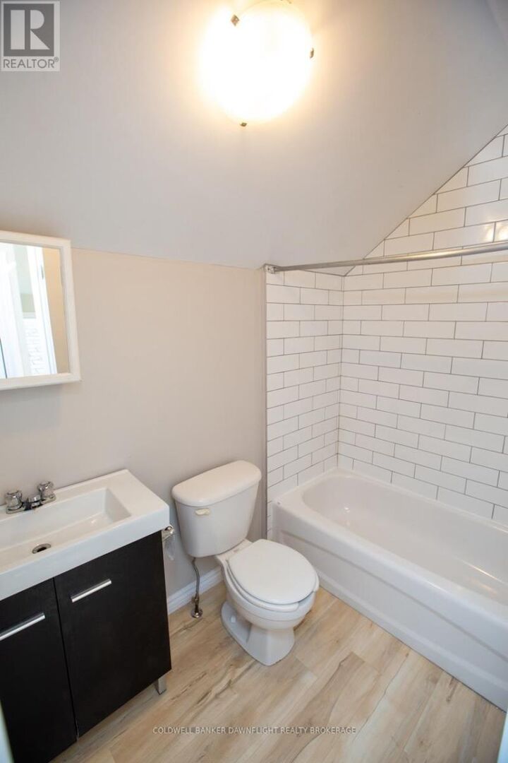 Property Photo:  458 Adelaide Street North  ON N6B 3H9 