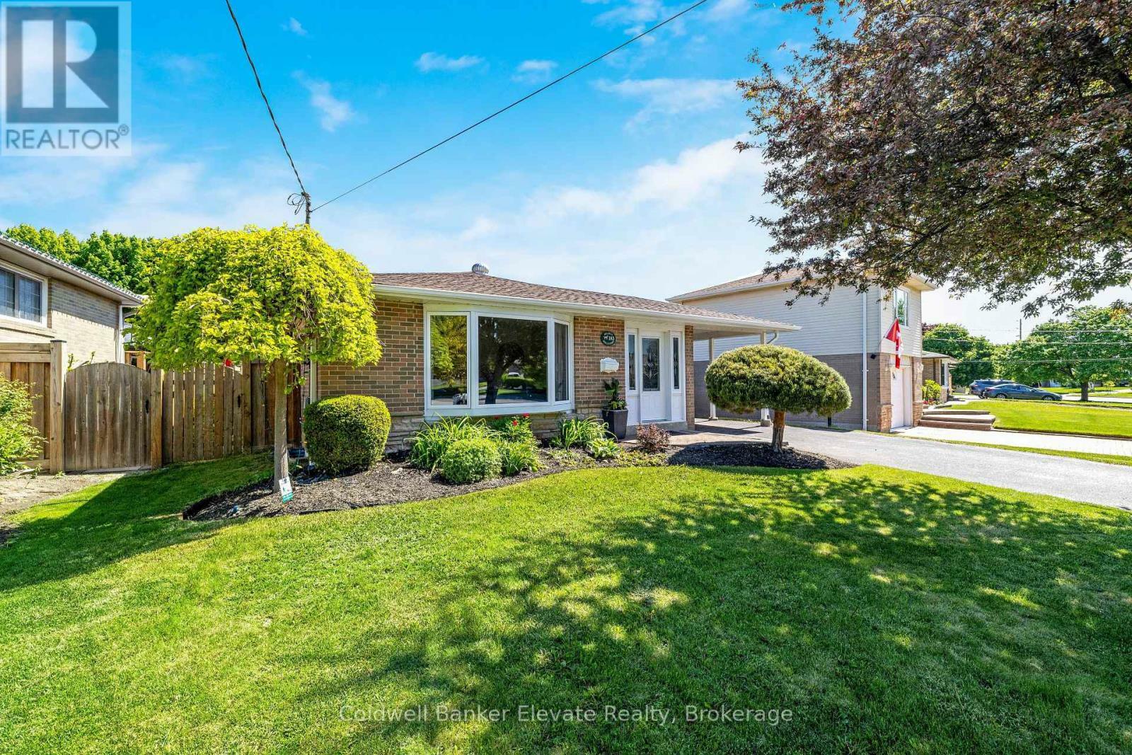 Property Photo: 183 Delrex Boulevard ON L7G 4E4
