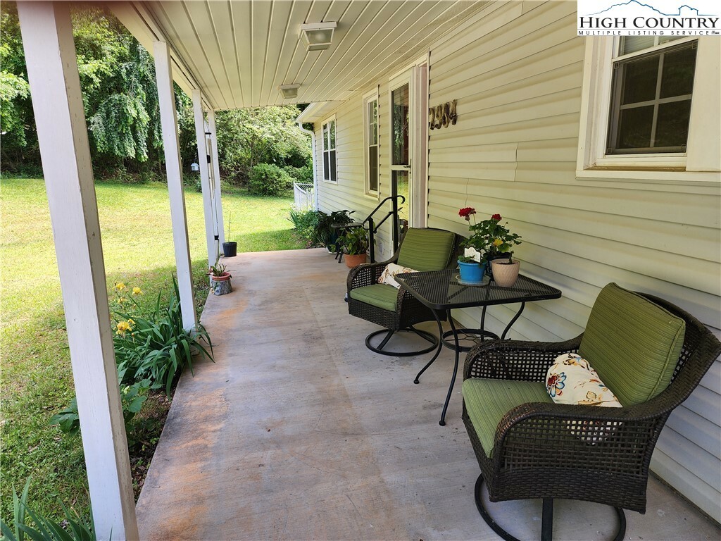Property Photo: 2904 E Brocktown Road NC 28654